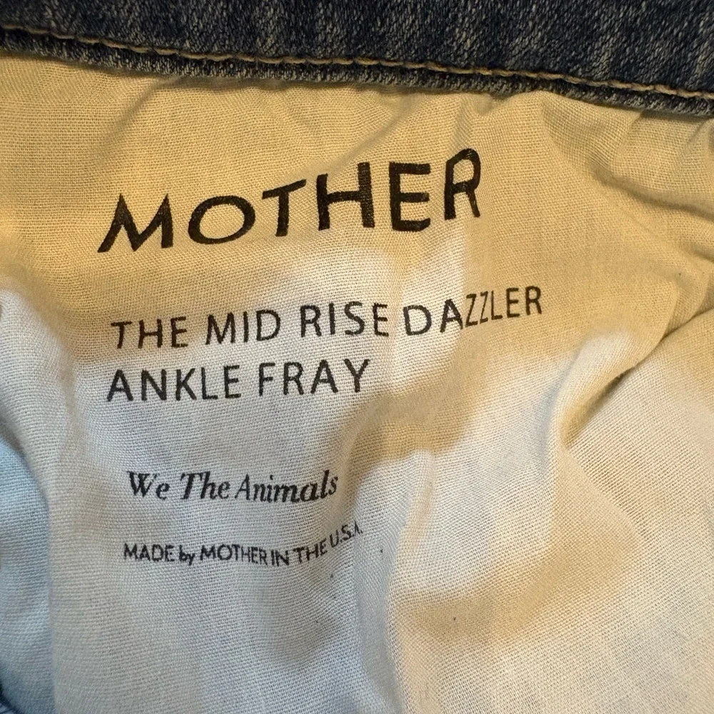 MOTHER The Mid-Rise Dazzler Ankle Fray Jeans - Picture 4 of 7
